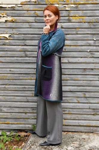 T-661 ZZ1 Woolen cardigan, wider at the bottom, with pockets